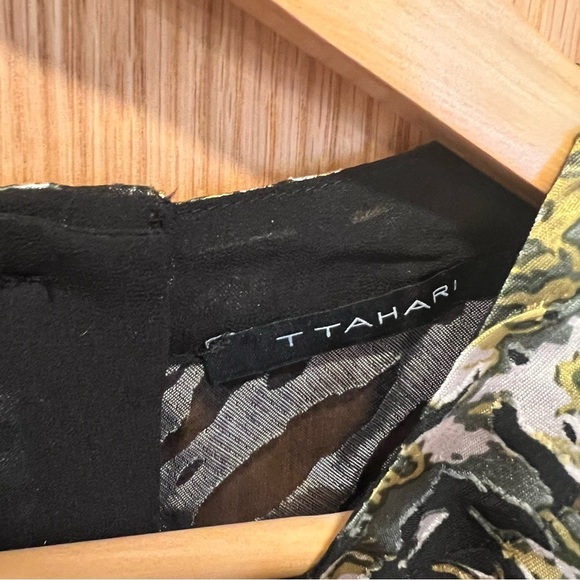 TAHARI Women's Top | Olive Green | Abstract Print Short Sleeve | NWT Size SM - Picture 5 of 15